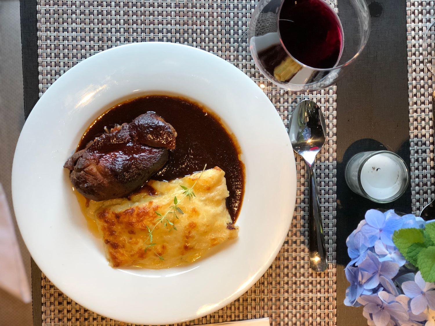 Como harmonizar vinho e comida: aprenda os princípios básicos