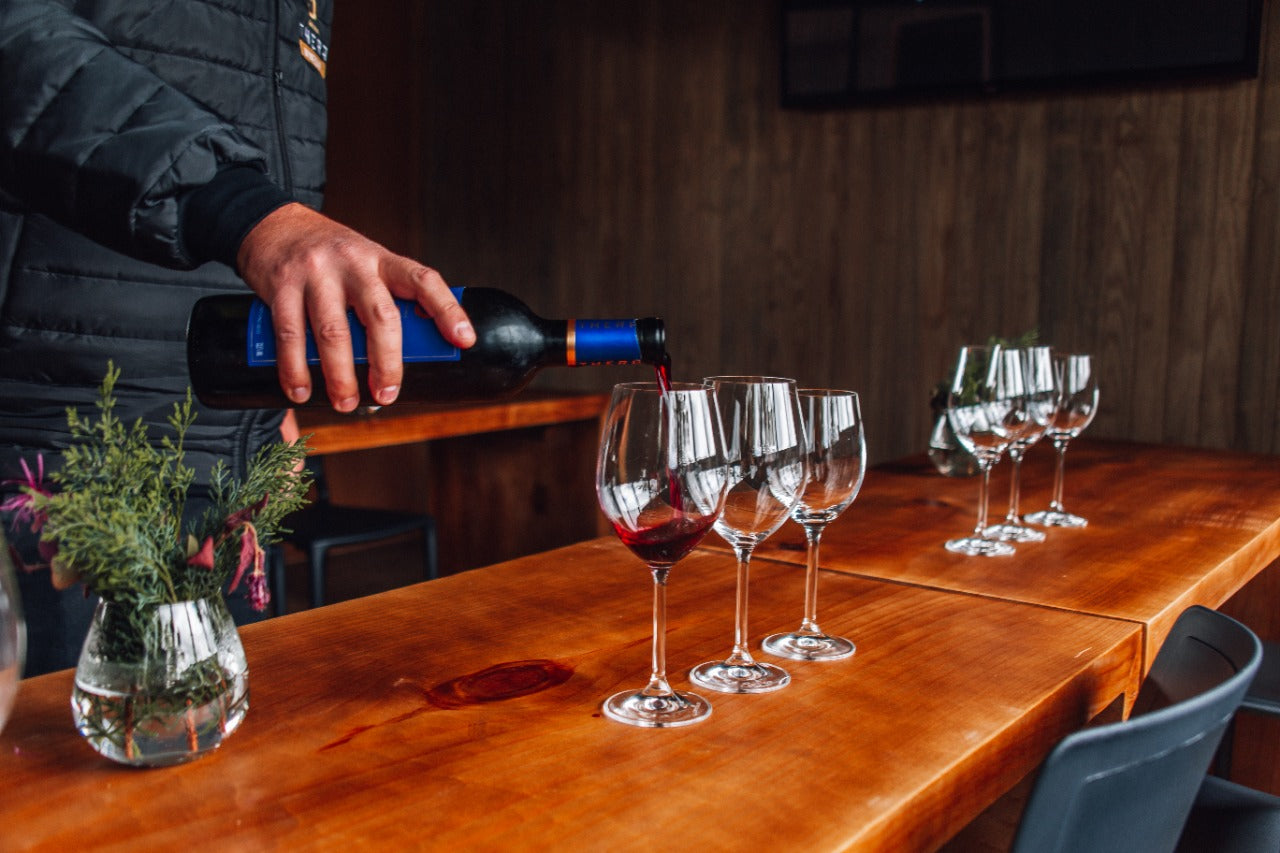 Por que o sommelier serve uma pequena dose de vinho antes de encher as