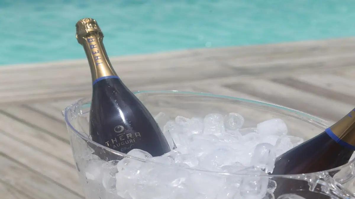 a imagem mostra uma garrafa do vinho espumante Thera Auguri.