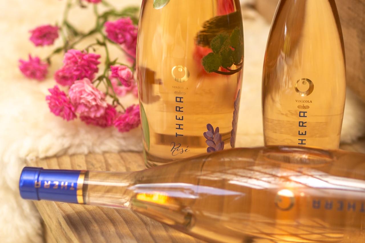 Vinícola Thera lança garrafa do melhor vinho rosé do Brasil pintada à mão